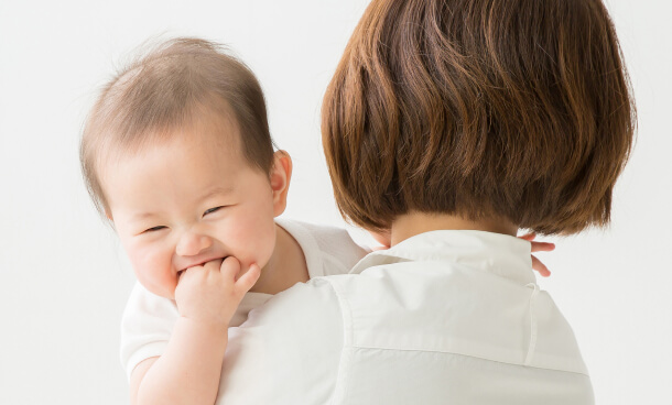 笑顔の赤ちゃんの写真